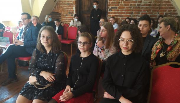 Wróciły z tarczą z I Diecezjalnego Konkursu Recytatorskiego