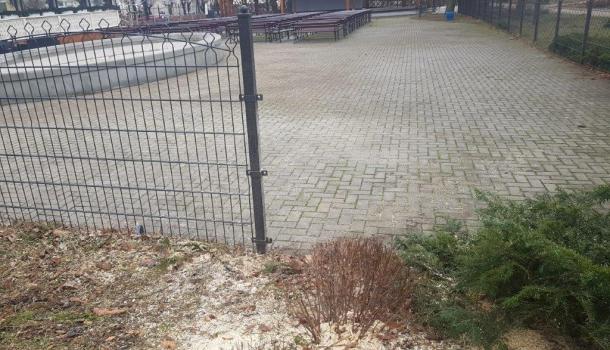 Uszkodzone ogrodzenie