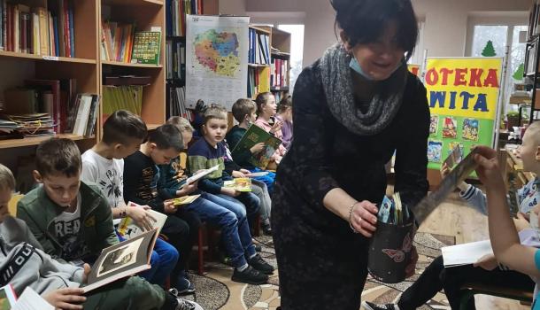 Wręczanie upominków uczniom