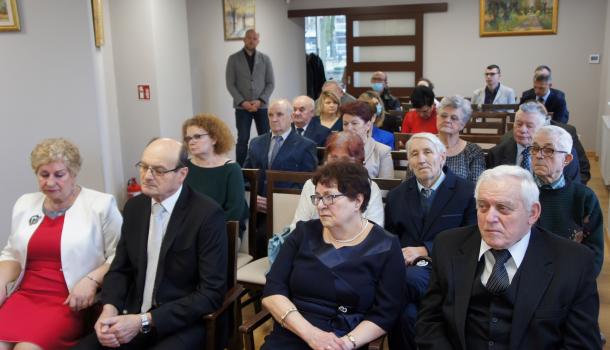 Uczestniczy spotkania w sali ślubów Pałacu Ślubów