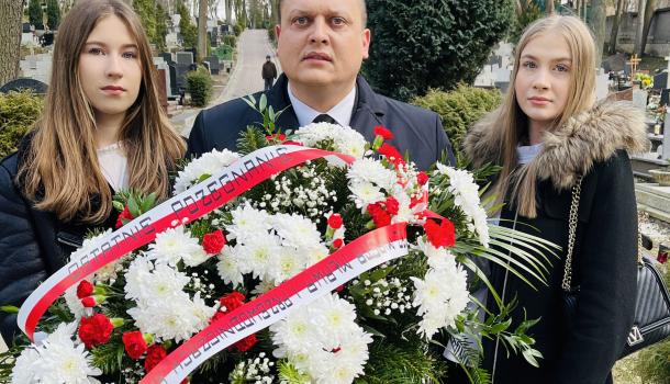 Radny Michał Nowakowski w otoczeniu uczennic Zespołu Szkół nr 4: Zuzi Ludwikowskiej i Aleksandry Kawczyńskiej