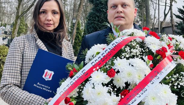 Radni Beata Nowakowska i Michał Nowakowski z wiązanką pogrzebową
