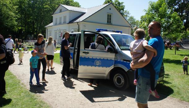 uczestnicy miejskich obcodów Dnia Dziecka