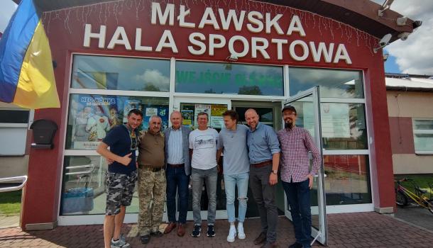 Przed Mławską Halą Sportową