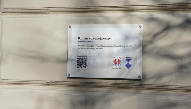 tabliczka na budynku dawnej poczty