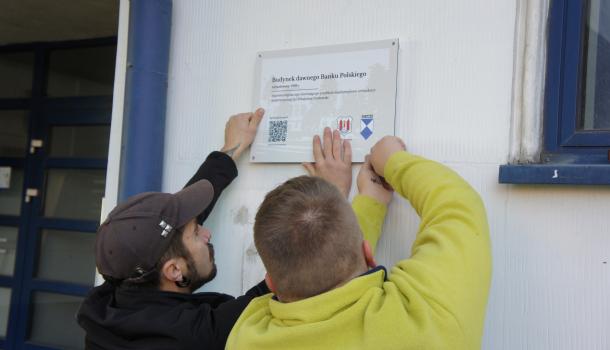 montaż tabliczki na budynku dawnego banku