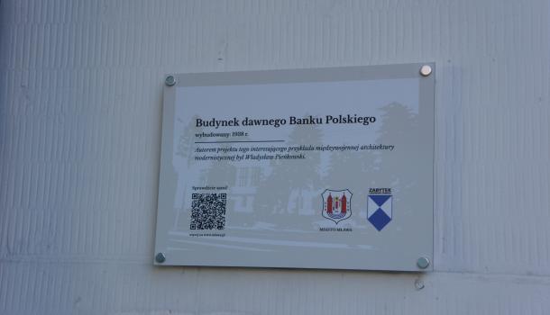 tabliczka na budynku dawnego banku