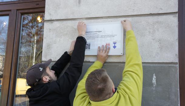 montaż tabliczki na kamienicy secesyjnej