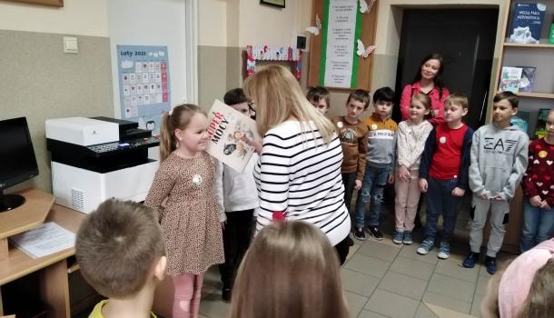 Pasowanie na czytelnika w bibliotece Szkoły Podstawowej nr 3 im. dra J. Ostaszewskiego w Mławie