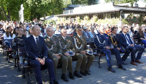 widzowie akademii w parku miejskim