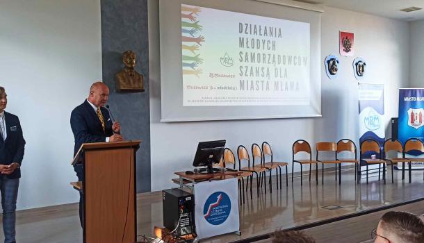 Burmistrz Miasta Mława przy mównicy i  Kacper Witek 