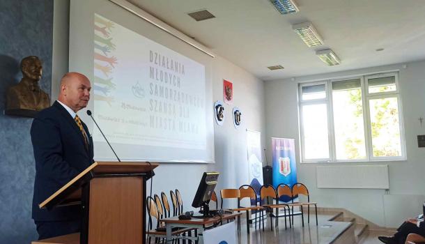 Burmistrz Miasta Mława przy mównicy