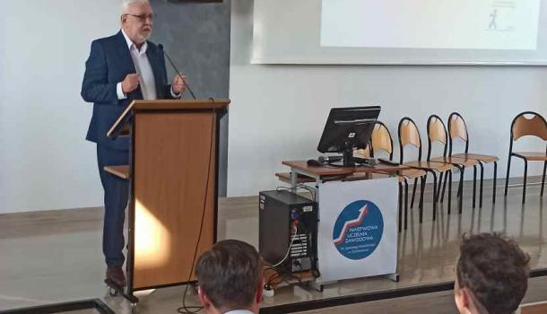 Prof. Jerzy Stępień przy mównicy 