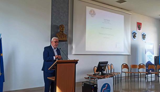 Prof. Jerzy Stępień przy mównicy 