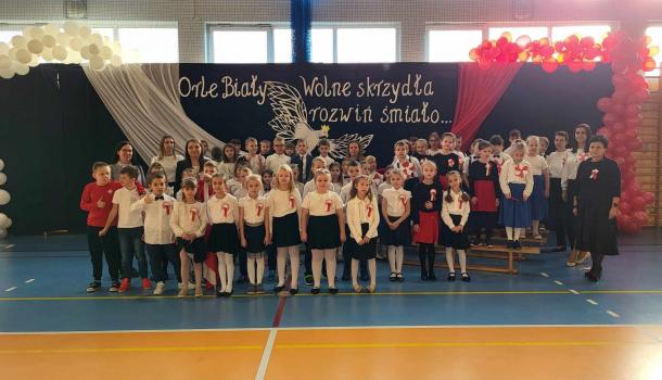 Uczniowie Szkoły Podstawowej nr 2 w Mławie uczcili Święto Odzyskania Niepodległości