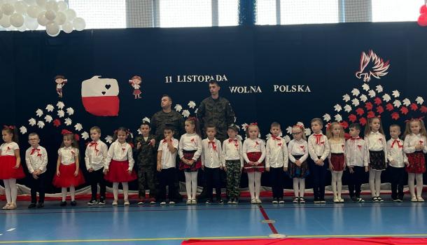 Uczniowie Szkoły Podstawowej nr 2 w Mławie uczcili Święto Odzyskania Niepodległości