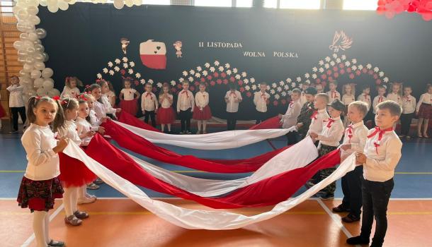Uczniowie Szkoły Podstawowej nr 2 w Mławie uczcili Święto Odzyskania Niepodległości.jpg 239