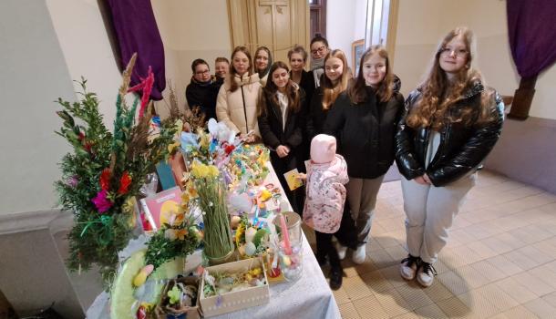 Wolontariusze z SP 2 sprzedawali ozdoby wielkanocne na leczenie koleżanki