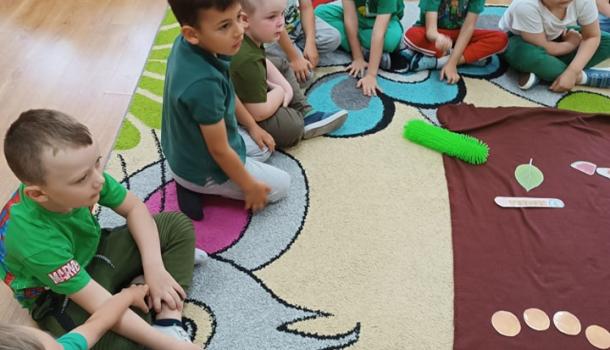 Zajęcia przyrodnicze w grupie Motylki w SP 2