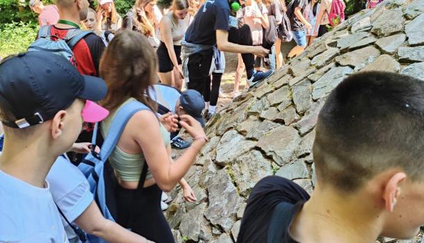 Klasy VII-VIII z SP nr 1 w Mławie na wycieczce „Podążając tropem wiedźm” 