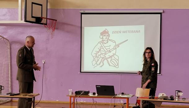 Spotkanie z żołnierzami z okazji Dnia Weterana w SP nr 1
