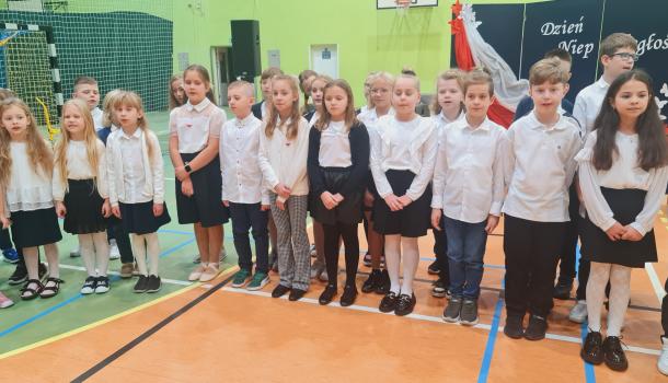 Apel z okazji 106. rocznicy odzyskania przez Polskę niepodległości w SP nr 3