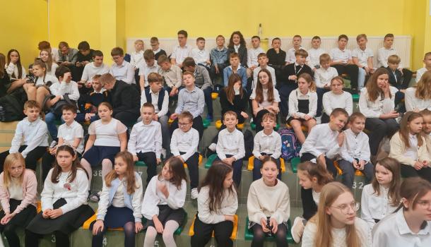 Apel z okazji 106. rocznicy odzyskania przez Polskę niepodległości w SP nr 3