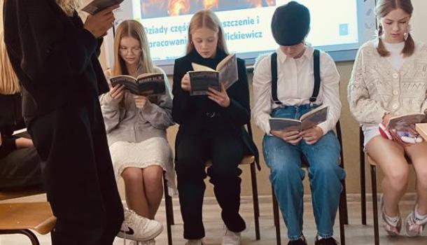 Inscenizacja "Dziady cz. II" Adama Mickiewicza – czytanie lektury przez uczniów w SP nr 3