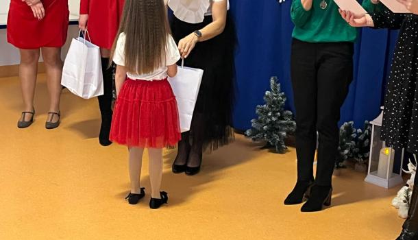 Konkurs kolęd i pastorałek. Brawo Zuzia! Brawo Kaja! z MPS nr 3