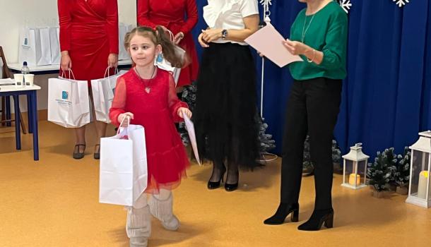 Konkurs kolęd i pastorałek. Brawo Zuzia! Brawo Kaja! z MPS nr 3