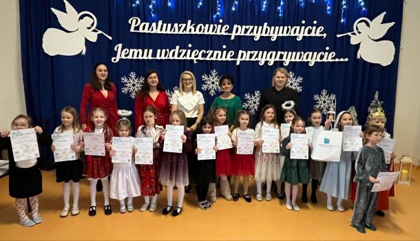 Konkurs kolęd i pastorałek. Brawo Zuzia! Brawo Kaja! z MPS nr 3