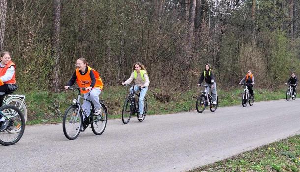 Ekologiczna przygoda uczniów SP nr 3 w Mławie – edukacyjna wyprawa do zagrody żubrów