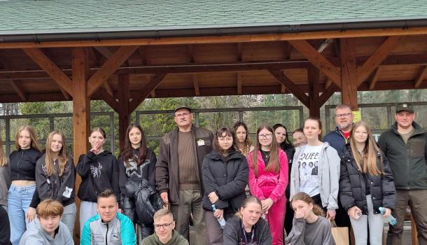 Ekologiczna przygoda uczniów SP nr 3 w Mławie – edukacyjna wyprawa do zagrody żubrów