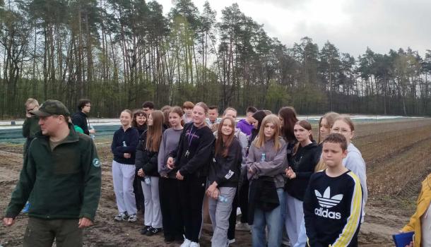 Ekologiczna przygoda uczniów SP nr 3 w Mławie – edukacyjna wyprawa do zagrody żubrów