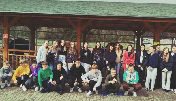 Ekologiczna przygoda uczniów SP nr 3 w Mławie – edukacyjna wyprawa do zagrody żubrów