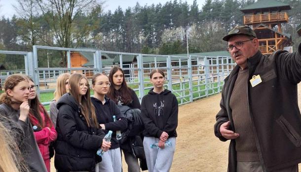 Ekologiczna przygoda uczniów SP nr 3 w Mławie – edukacyjna wyprawa do zagrody żubrów