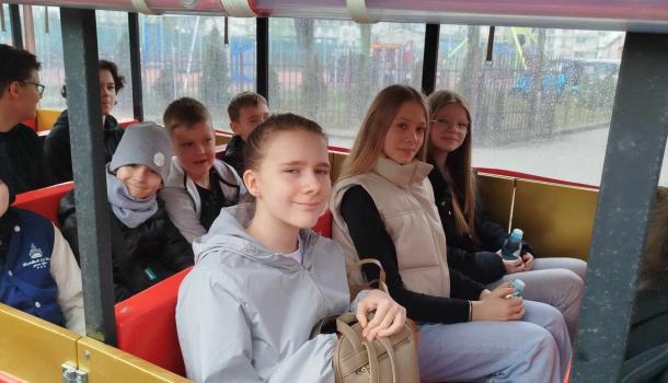 Ekologiczna przygoda uczniów SP nr 3 w Mławie – edukacyjna wyprawa do zagrody żubrów