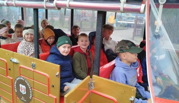 Ekologiczna przygoda uczniów SP nr 3 w Mławie – edukacyjna wyprawa do zagrody żubrów