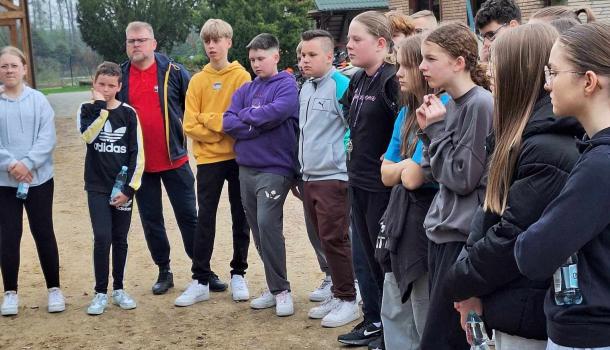 Ekologiczna przygoda uczniów SP nr 3 w Mławie – edukacyjna wyprawa do zagrody żubrów