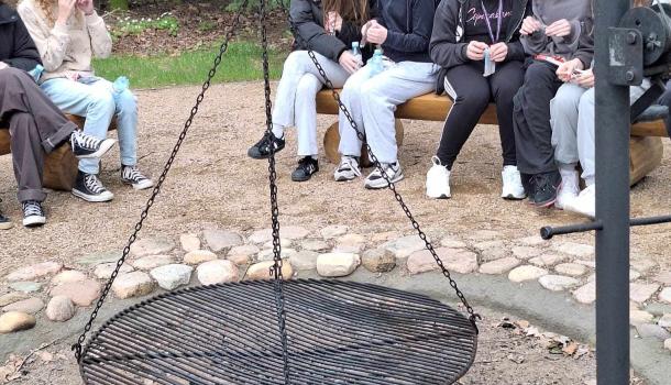 Ekologiczna przygoda uczniów SP nr 3 w Mławie – edukacyjna wyprawa do zagrody żubrów