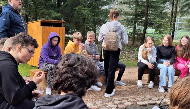 Ekologiczna przygoda uczniów SP nr 3 w Mławie – edukacyjna wyprawa do zagrody żubrów