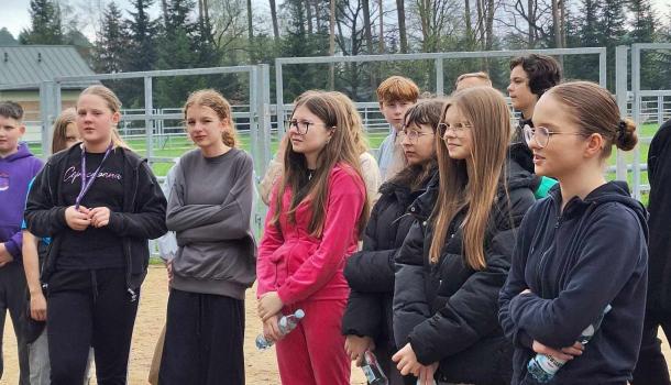 Ekologiczna przygoda uczniów SP nr 3 w Mławie – edukacyjna wyprawa do zagrody żubrów