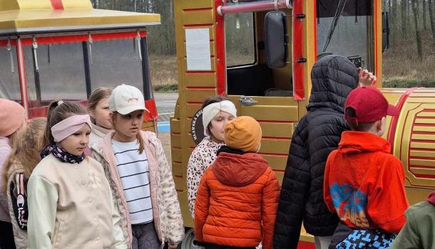 Ekologiczna przygoda uczniów SP nr 3 w Mławie – edukacyjna wyprawa do zagrody żubrów
