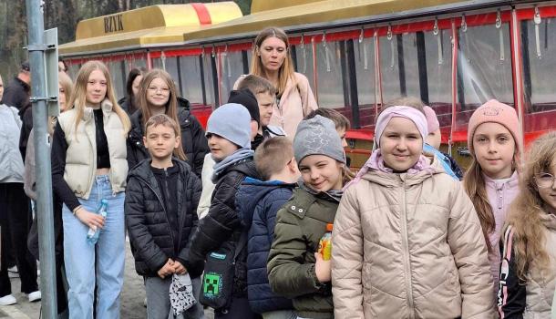 Ekologiczna przygoda uczniów SP nr 3 w Mławie – edukacyjna wyprawa do zagrody żubrów