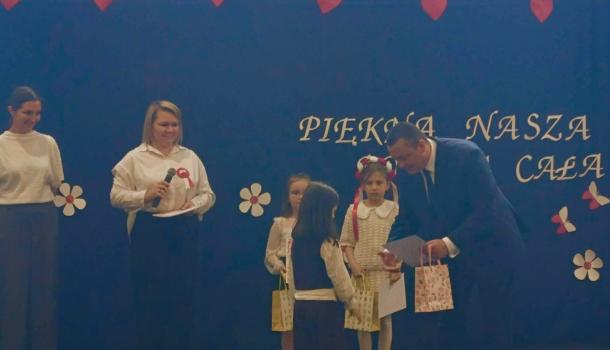 Uczennice z SP 4 wyróżnione w konkursie „Patriotyczna nutka"