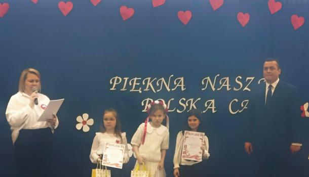 Uczennice z SP 4 wyróżnione w konkursie „Patriotyczna nutka"