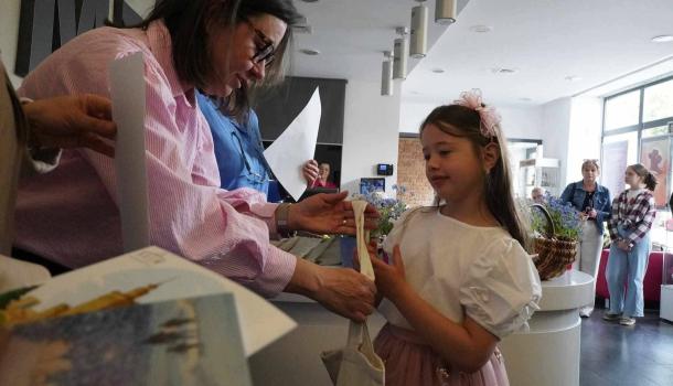Amelia i Hanna z SP 4 laureatkami Ogólnopolskiego Konkursu Plastycznego 