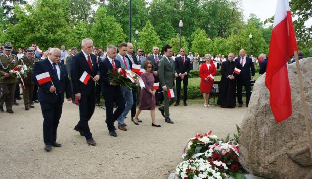 21 - Delegacje składają kwiaty pod Dębem Niepodległości