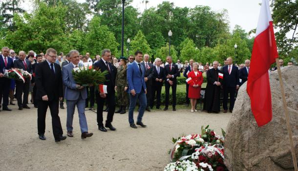 24 - Delegacje składają kwiaty pod Dębem Niepodległości