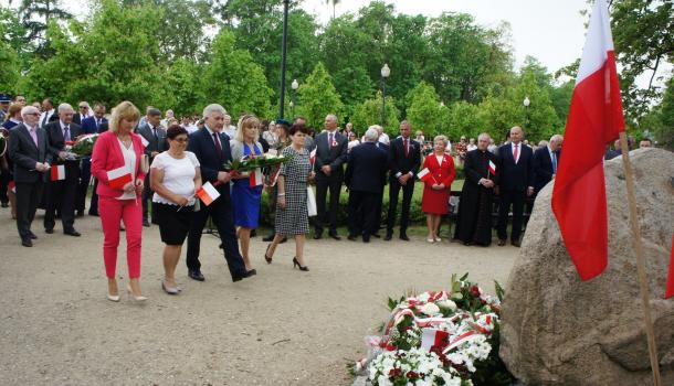 26 - Delegacje składają kwiaty pod Dębem Niepodległości